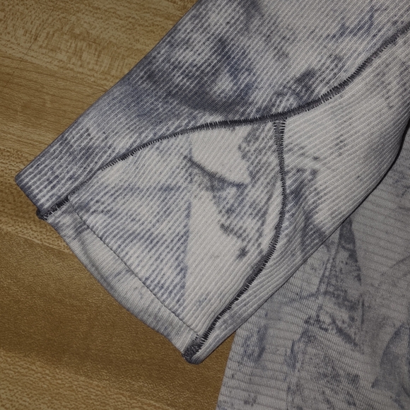 Lululemon Athletica Tie Dyed Patterned Long Sleeve Top (LS21) - Picture 7 of 7